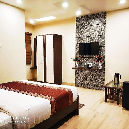 Hotel Aadesh Palace Варанаси Экстерьер фото