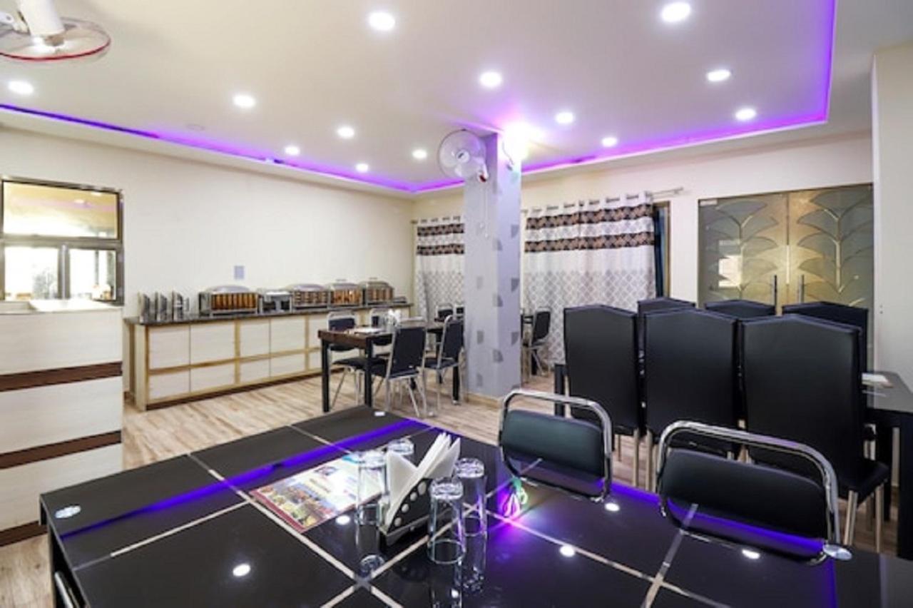 Hotel Aadesh Palace Варанаси Экстерьер фото