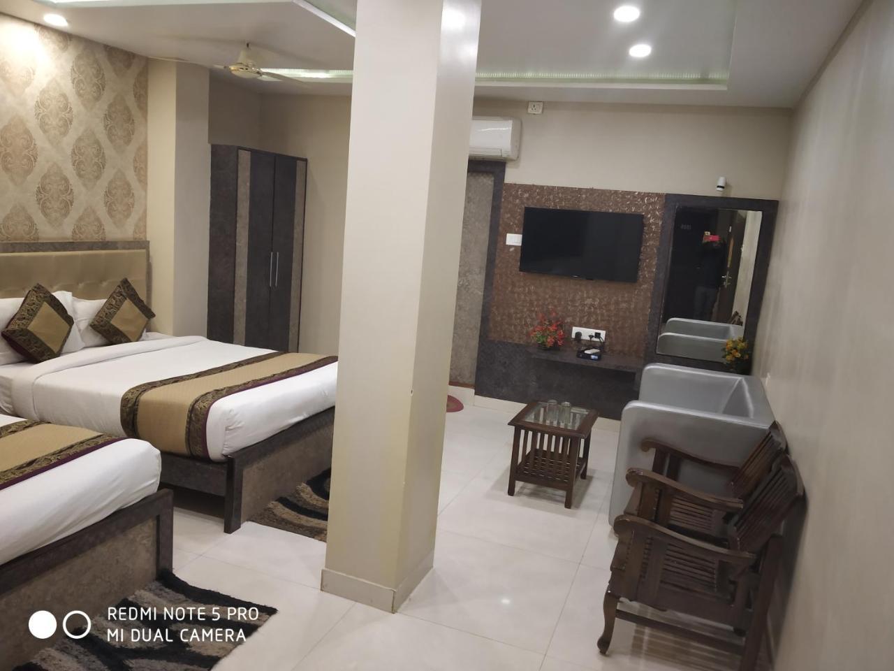 Hotel Aadesh Palace Варанаси Экстерьер фото