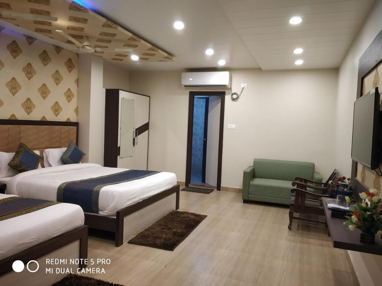 Hotel Aadesh Palace Варанаси Экстерьер фото