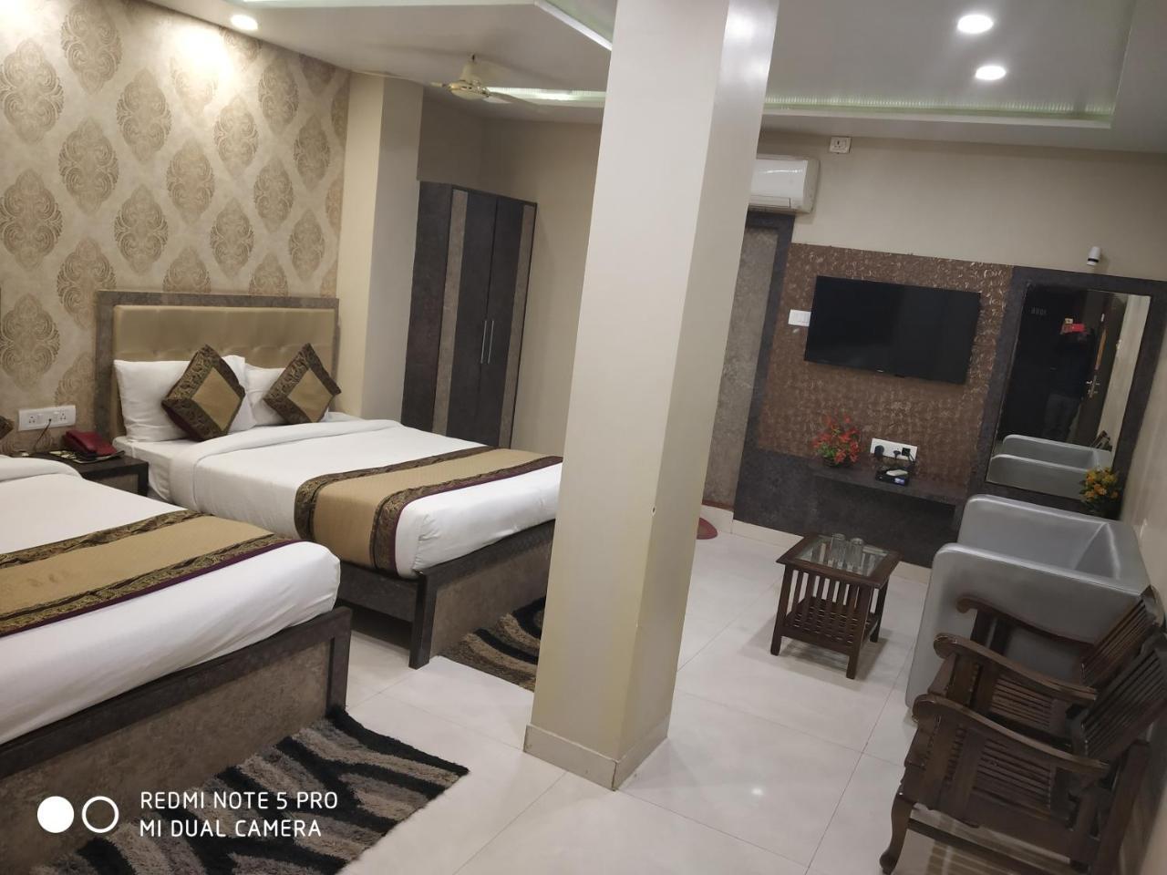 Hotel Aadesh Palace Варанаси Экстерьер фото