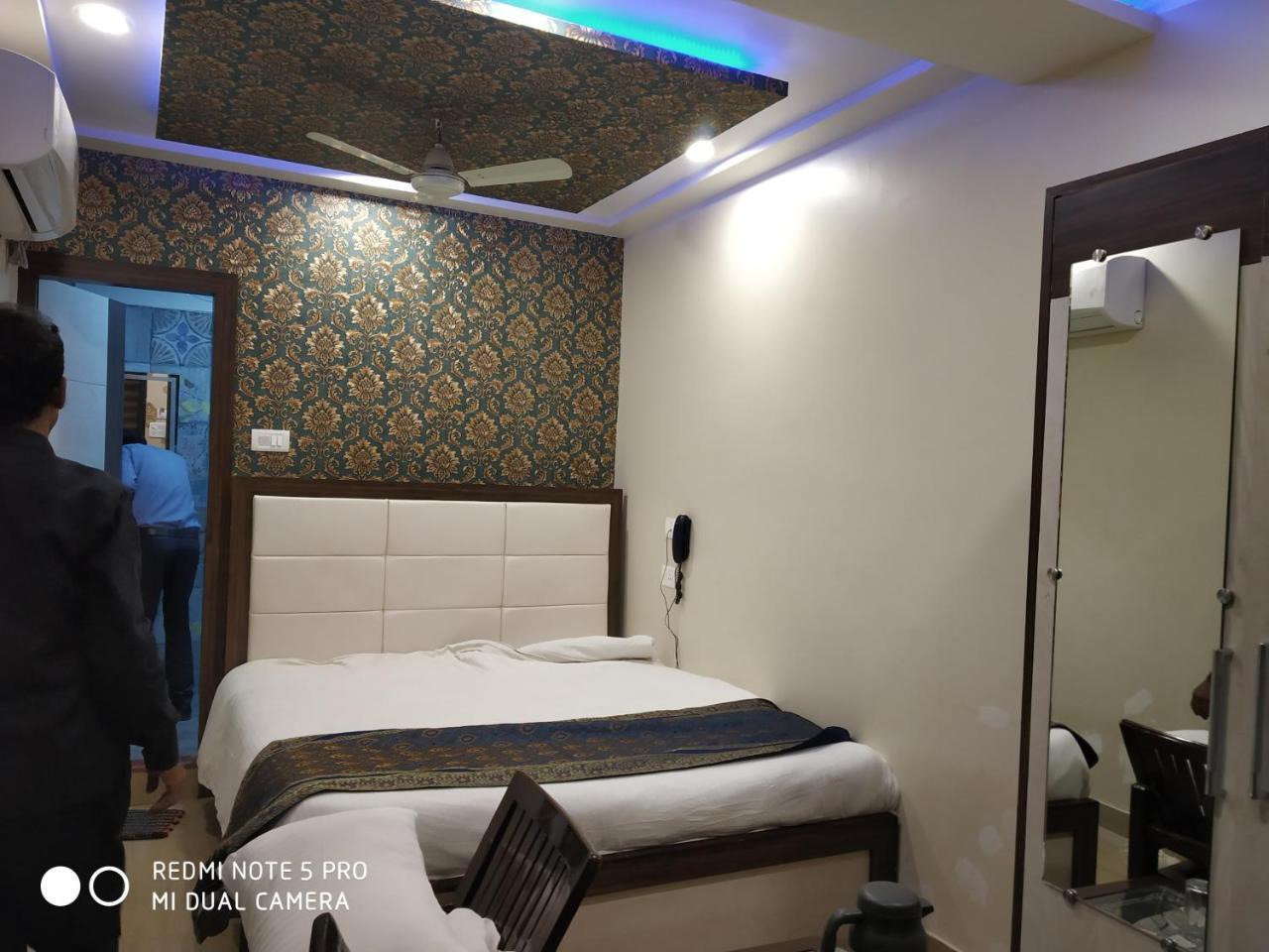 Hotel Aadesh Palace Варанаси Экстерьер фото