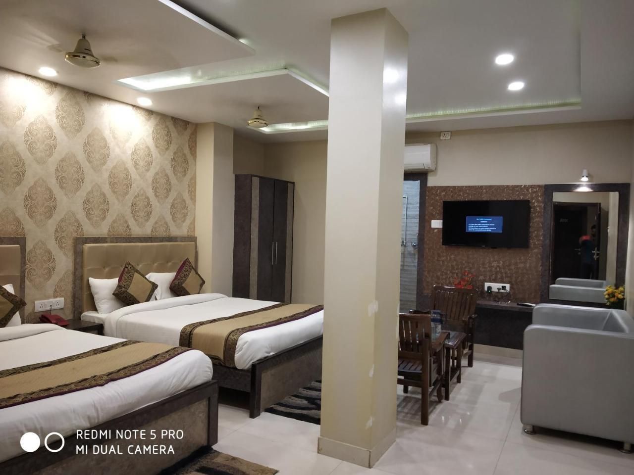 Hotel Aadesh Palace Варанаси Экстерьер фото