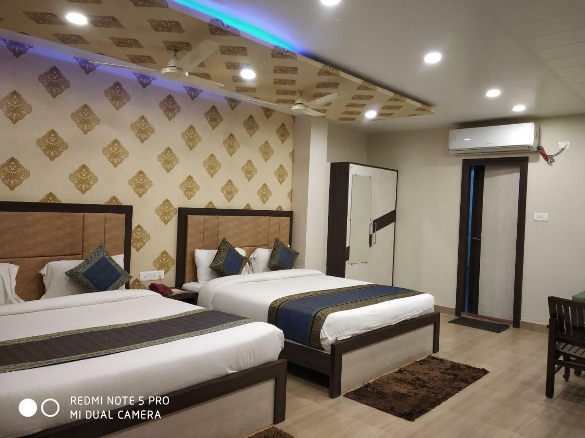 Hotel Aadesh Palace Варанаси Экстерьер фото