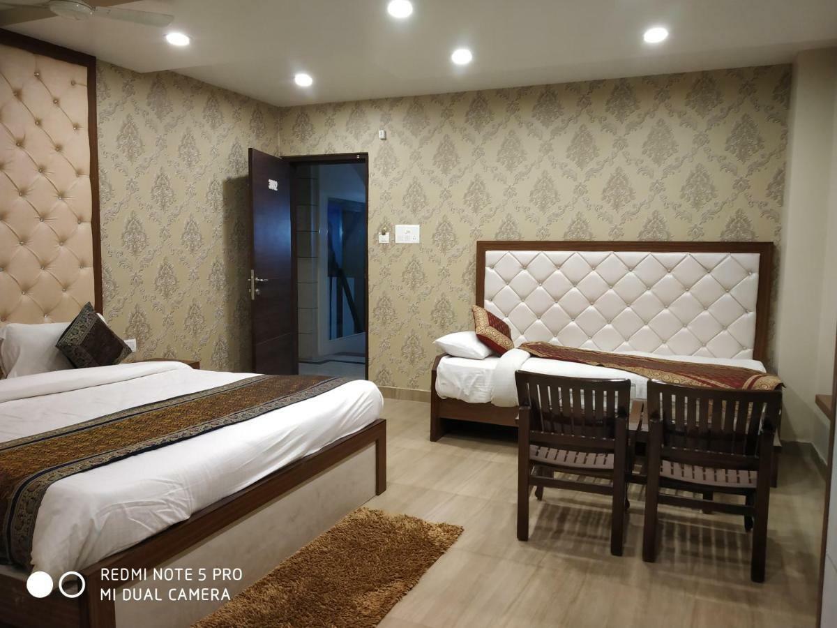 Hotel Aadesh Palace Варанаси Экстерьер фото