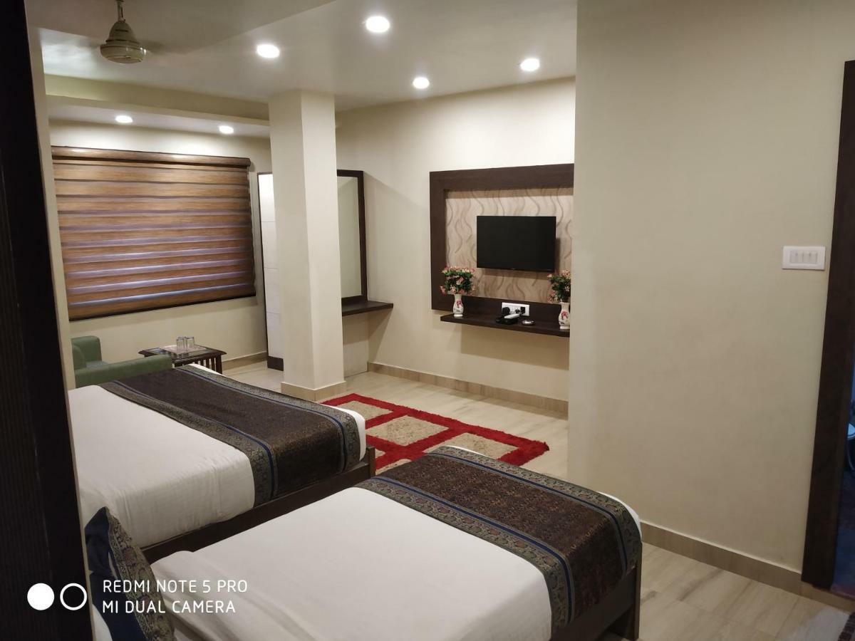 Hotel Aadesh Palace Варанаси Экстерьер фото