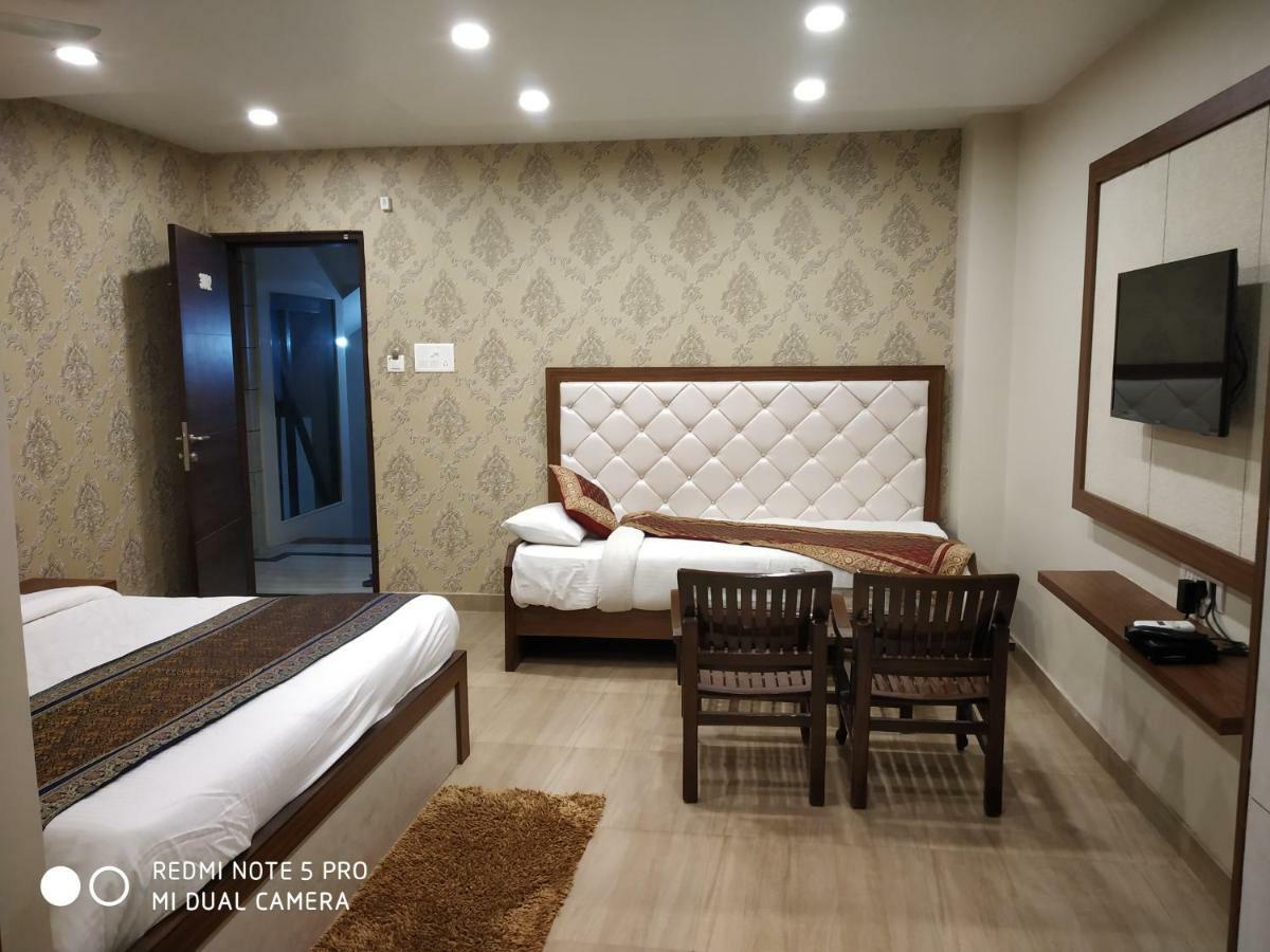 Hotel Aadesh Palace Варанаси Экстерьер фото